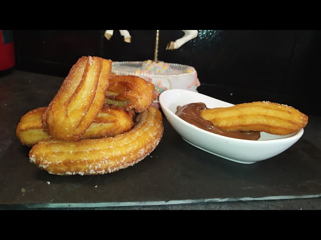 découvrez notre recette facile de churros moelleux, parfaits pour un goûter gourmand. obtenez des churros dorés, tendres à l’intérieur et croustillants à l’extérieur, à savourer avec du chocolat fondu ou du sucre.