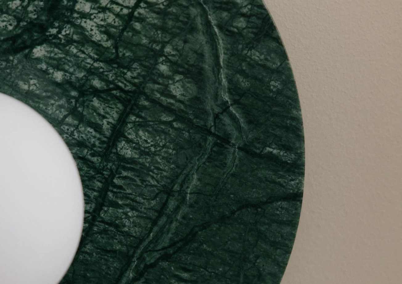 découvrez une couleur qui transforme la lumière en une ambiance chaleureuse et élégante, parfaite pour sublimer votre intérieur avec style.