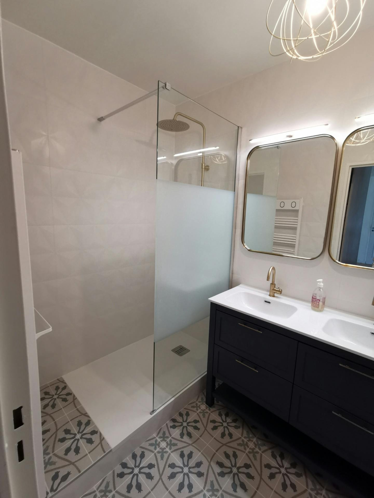 découvrez nos astuces et conseils pour rénover votre salle de bain à petit prix, alliant style et économies facilement.