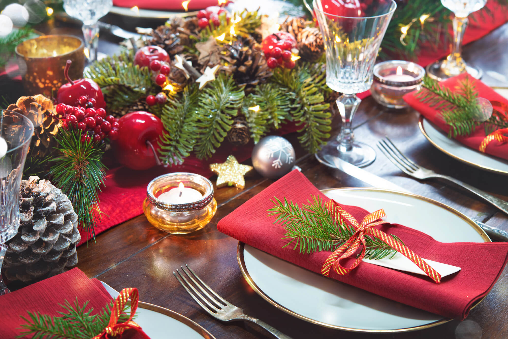 découvrez des astuces simples et élégantes pour créer une table de noël raffinée qui impressionnera vos invités et célébrera les fêtes avec style.