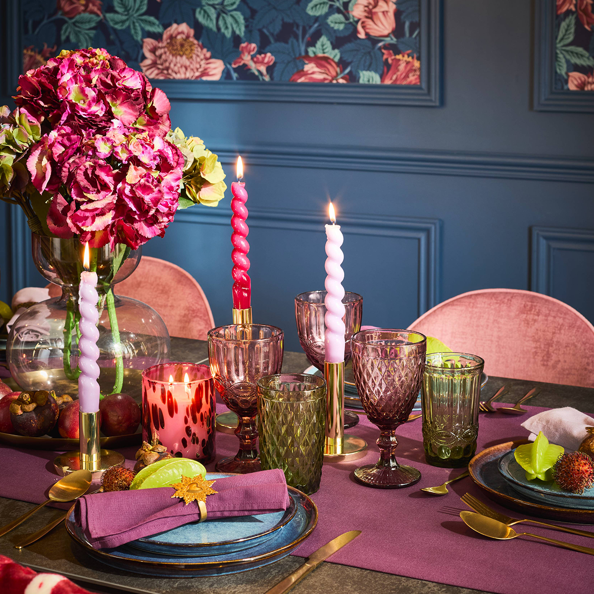 découvrez nos astuces incontournables pour créer une table de noël élégante et raffinée, idéale pour impressionner vos invités et célébrer les fêtes avec style.