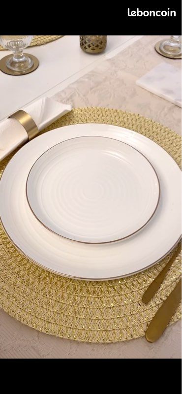 découvrez la vaisselle élégante de h&m home, parfaite pour sublimer vos fêtes avec style et raffinement.