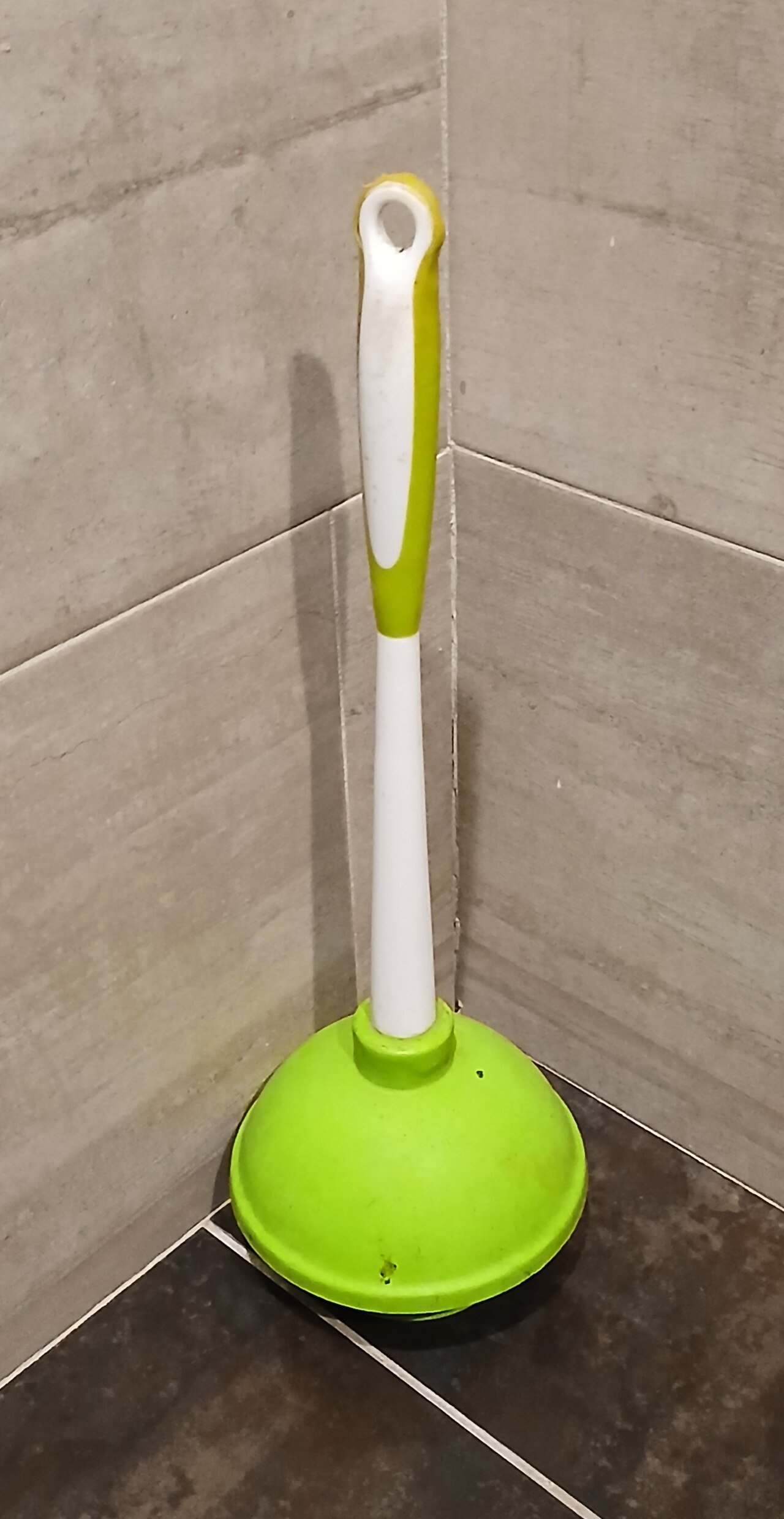 Comment déboucher les WC : 7 méthodes efficaces (même sans ventouse)