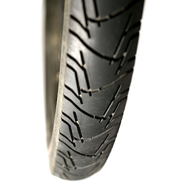 Comment réparer un pneu de vélo crevé : guide complet (rustine, tubeless, vélo électrique)