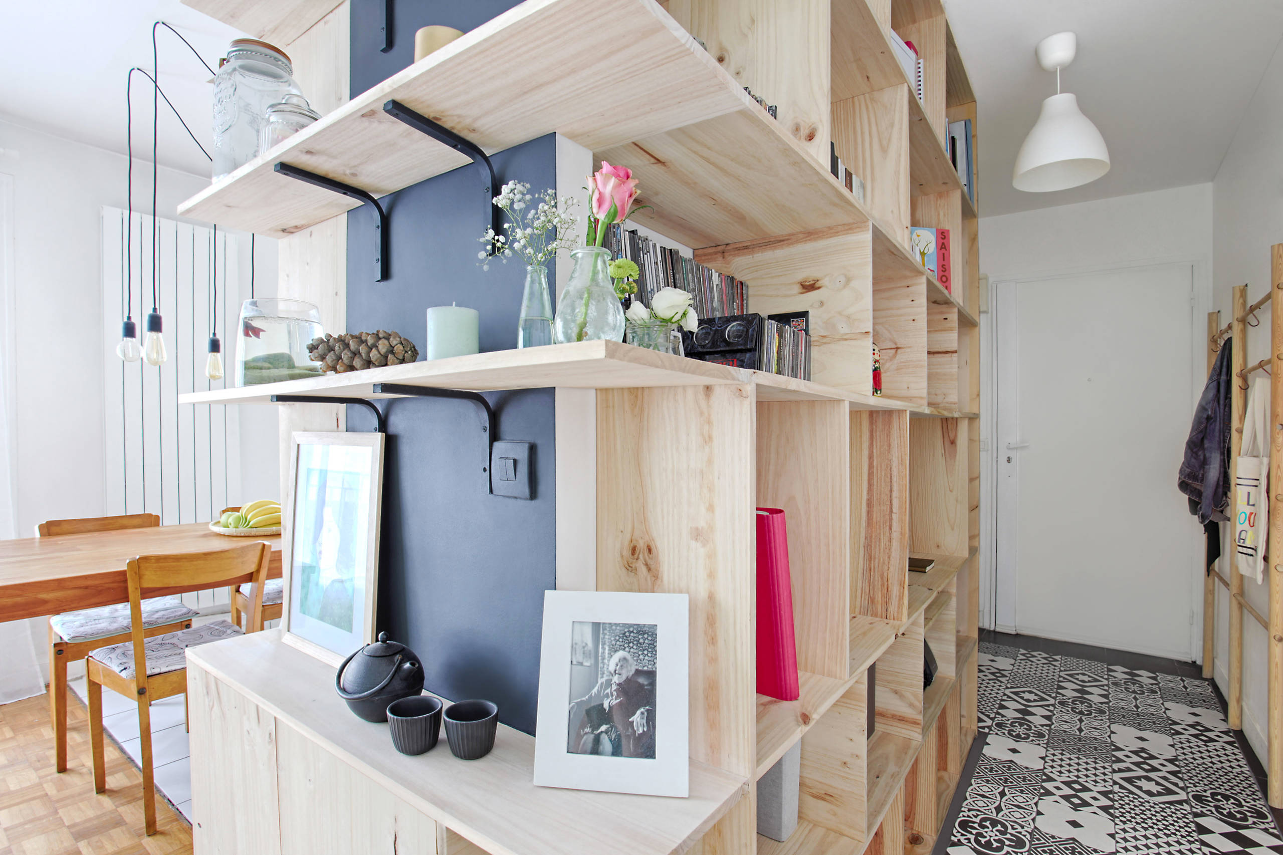 découvrez comment doubler l'espace de votre entrée facilement, sans travaux ni gros budget, grâce à des astuces simples et économiques.
