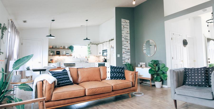 découvrez des techniques de couleur efficaces pour agrandir visuellement votre salon et créer un espace lumineux et accueillant.